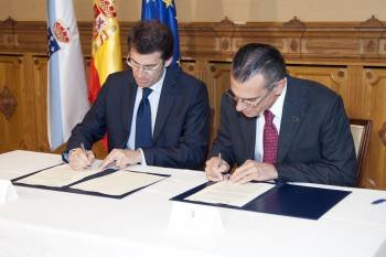 Feijóo y Suárez Coppel, durante la firma, el 24 de mayo en Santiago, del 'protocolo de intenciones'  (Foto: XOÁN CRESPO)