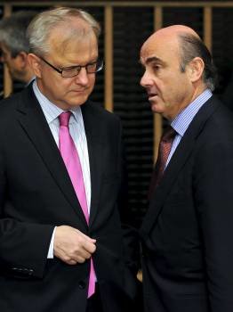 De Guindos conversa en Luxemburgo con el comisario económico, Olli Rehn. (Foto: NICOLAS BOUVI)