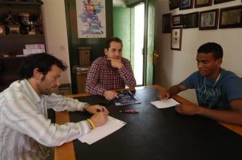 Luisito, técnico del Ourense, y Roberto Valdés, su segundo, conversando con el brasileño Amilton. (Foto: MARTIÑO PINAL)