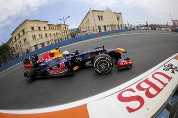  El alemán de la escudería Red Bull de Fórmula Uno, Sebastian Vettel, pilota su monoplaza en Valencia. (Foto: VALDRIN XHEMAJ)
