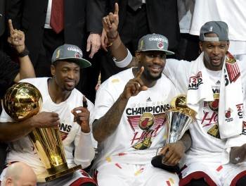 Wade, James y Bosh  celebran el título de la NBA conseguido por los Heat ante los Thunder. (Foto: RHONA WISE)
