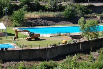Una grúa, en el interior de las instalaciones de la piscina de Carballeda de Valdeorras, en Sobradelo. (Foto: LUIS BLANCO)