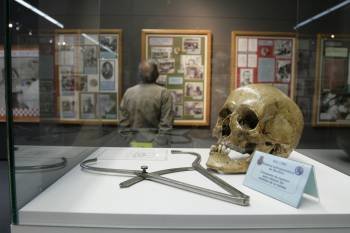 La sala de criminalística muestra, entre otros, medidores de cráneos. (Foto: ARCHIVO)
