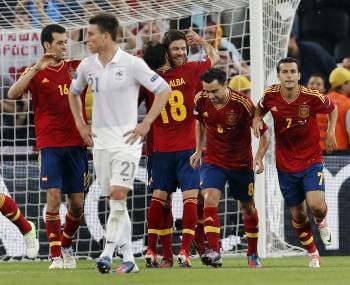 Los jugadores de España celebran el segundo gol de su equipo. (Foto: J.C. CÁRDENAS)