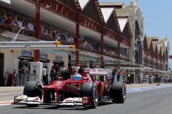 Fernando Alonso, de Ferrari, se dirige hacia la calle de garajes. (Foto: V. XHEMAJ)