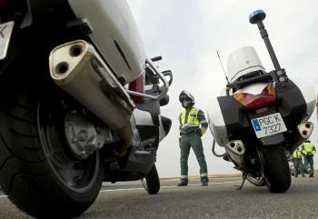 Agentes de la Guardia Civil, en un control de tráfico. (Foto: ARCHIVO)