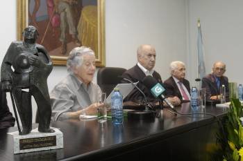 A la izquierda, la figura de bronce de Otero Pedrayo, seguida de Cal, Ferrín, Casal y Lorenzo. (Foto: MIGUEL ÁNGEL)