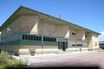 El colegio de Lobeira cerró sus puertas en junio de 2008. (Foto: XESÚS FARIÑAS)