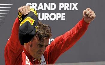 Fernando Alonso celebra la victoria en el GP de Europa, en el circuito urbano de Valencia. (Foto: M. BRUQUE)