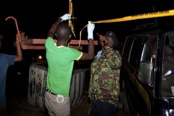 Autoridades trabajan en la escena del crimen en un club nocturno en Mombasa, Kenia