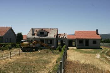 Casa construida en Camiño do Bouzo (Xinzo de Limia), que su dueño está derribando. (Foto: MARTIÑO PINAL)