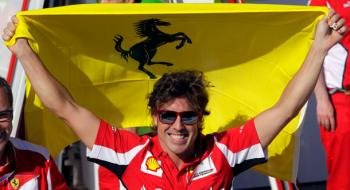 Alonso celebra su victoria en Valencia. (Foto: Archivo EFE)