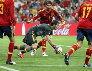 Casillas atrapa el balón escoltado por Ramos y Piqué.Los tres estuvieron en el 4-0