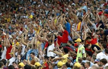 Los aficionados españoles celebran la victoria contra Francia