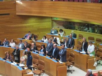 La presidenta del Parlamento de Galicia, Pilar Rojo, ha suspendido durante media hora el pleno de la Cámara 