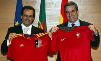  Miguel Cardenal (dcha), presidente del CSD, posa junto a Alexandre Mestre, su homólogo portugués, con las camisetas de sus selecciones de fútbol (Foto: EFE)