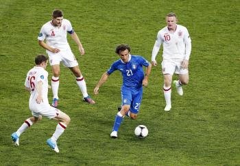 El jugador italiano Pirlo rodeado de jugadores de Inglaterra (Foto: EFE)