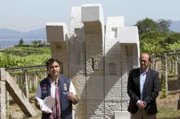El presidente de la Fundación Galega contra o Narcotráfico, Manuel Couceiro, ante el monumento en Vista Real. (Foto: S. SAS)