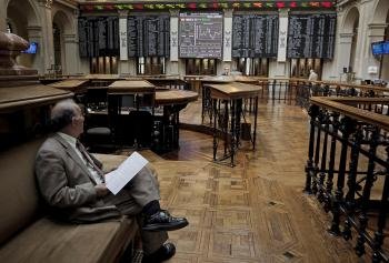 Un inversor en el parqué de la Bolsa de Madrid donde el principal indicador de la Bolsa española, el IBEX 35 (Foto: EFE)
