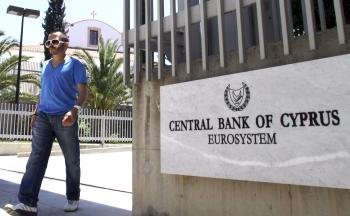 Un hombre sale de las oficinas del Banco Central de Chipre, en Nicosia, Chipre (Foto: EFE)