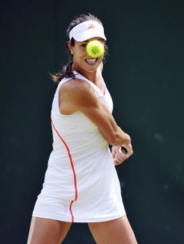 La tenista serbia Ana Ivanovic devuelve la bola a la española María José Martínez Sánchez.