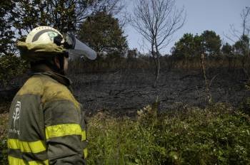 Un brigadista de Medio Rural, en la imagen, trabaja en el fuego forestal que se declaró ayer en Ferradal, en el municipio de A Peroxa.  (Foto: MARTIÑO PINAL)