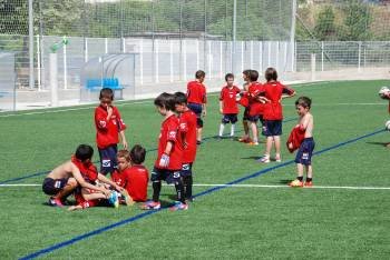 Un grupo de niños asiste a las primeras clases de fútbol, en O Campiño de Viloira. (Foto: L.B.)
