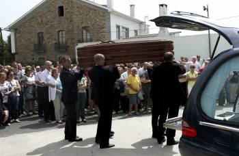 Familiares, amigos y vecinos se dieron cita en el entierro de la Iria García Bouza. (Foto: KIKO DELGADO)