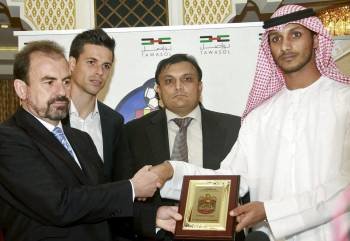 El capitán y el presidente del Getafe, Ángel Torres durante el acto de la compra del club en Dubai. (Foto: REG)