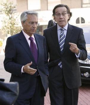 Julio Fernández Gayoso (i.), con el exdirector general de Caixa Galicia, José Luis Méndez. (Foto: ARCHIVO)