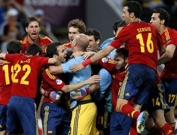 Los españoles celebran la clasificación para la final del domingo en Kiev. (Foto: YURI KOCHETKOV)