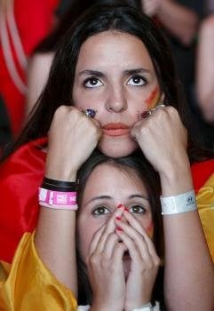 Dos seguidoras de la Selección española siguen atentas la tanda de penaltis.
