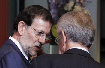 Mariano Rajoy habla con el primer ministro italiano Mario Monti momentos antes de comenzar la cumbre. (Foto: THIERRY ROGE)