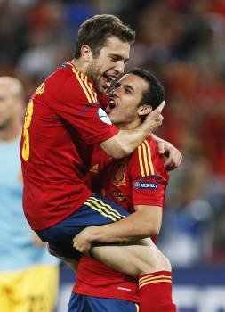 Jordi Alba se abraza con Pedro en uno de los partidos de la Eurocopa. (Foto: SRDJAN SUKI)