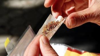 Un fumador liando un cigarrillo. (Foto: ARCHIVO)