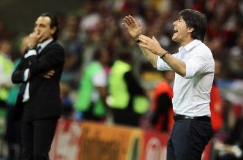 El entrenador alemán Joachim Loew (d) reacciona junto al entrenador de Italia, Cesare Prandelli (i)