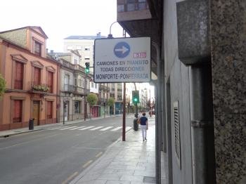 Una señal indica el desvío de camiones, en el centro de O Barco.