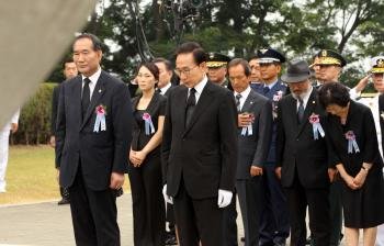 El presidente surcoreano, Lee Myung-bak (d-adelante)