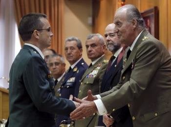 El rey Juan Carlos, que presidió hoy en Madrid la clausura del XIII Curso de Estado Mayor de las Fuerzas Armadas.