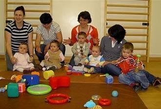 Madres y niños de preescolar na casa. (Foto: Archivo EFE)