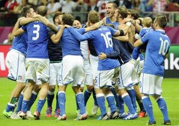  Los italianos celebran el triunfo ante Alemania (Foto: EFE)