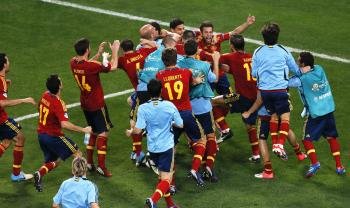  Los jugadores españoles celebran después de ganar en la serie de penaltis contra Portugal  (Foto: EFE)