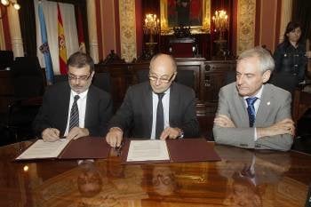 Javier García y Francisco Rodríguez firman la cesión. (Foto: MIGUEL ANGEL)