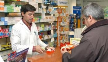 Un consumidor en una farmacia (Foto: EFE)