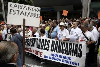 Afectados por las preferentes se concentraron ayer en la sede de Novagalicia Banco en Vigo.