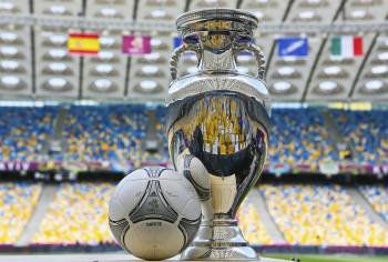 El trofeo en juego y el balón con el que se disputará la final, en Kiev. (Foto: RAVI SIDHU)