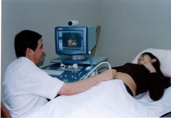 Un médico realiza una ecografía a una mujer embarazada. (Foto: ARCHIVO)