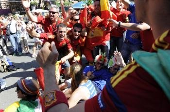Aficionados italianos y españoles se divierten antes de la final de la Eurocopa 2012 (Foto: EFE)