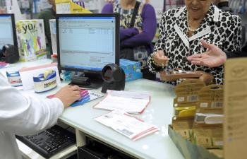 Dos pensionistans retiran sus medicamentos y pagan su aportación corespondiente (Foto: EFE)