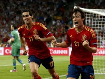 El centrocampista español David Silva celebra junto a Arbeloa (izda) el gol conseguido ante Italia (Foto: EFE)